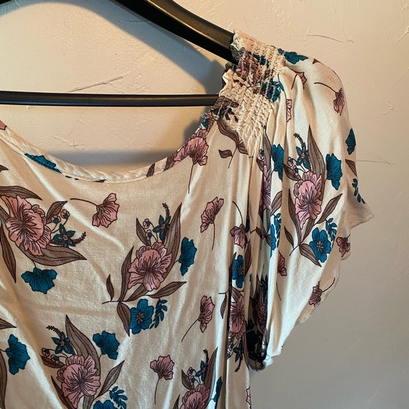 Off the shoulder flutter sleeve blouse - Picture 3 of 3